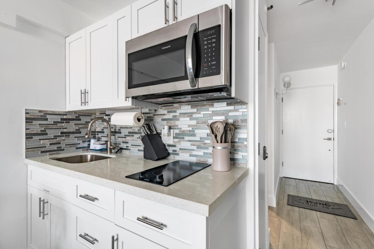 Newly Renovated Oceanfront Studio W/ Balcony - Daytona Beach Appartement Buitenkant foto